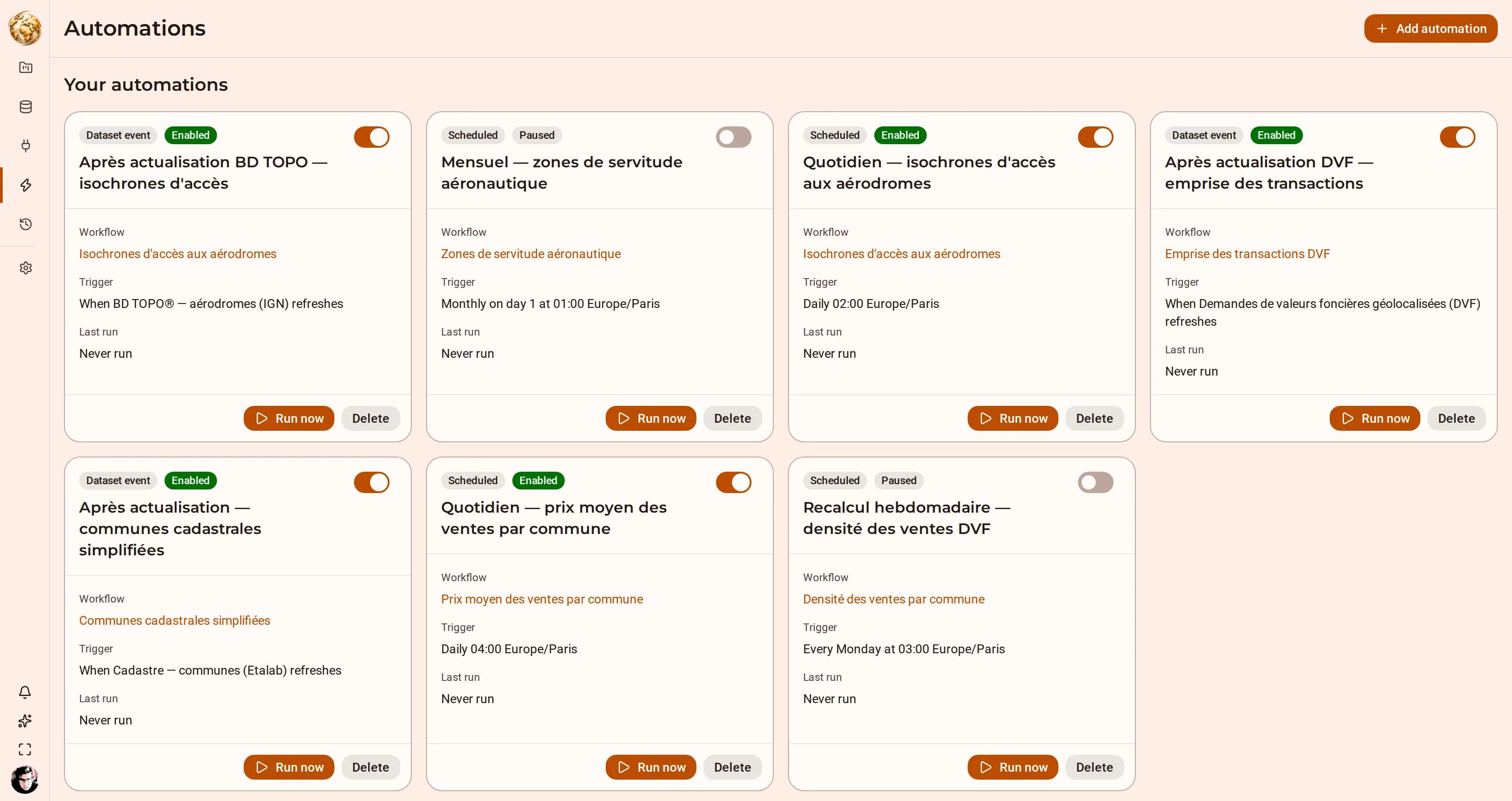 La pagina delle automazioni di DjiniousMap che elenca le automazioni attivate da evento e da pianificazione con il loro workflow di destinazione, il trigger e lo stato dell'ultima esecuzione.