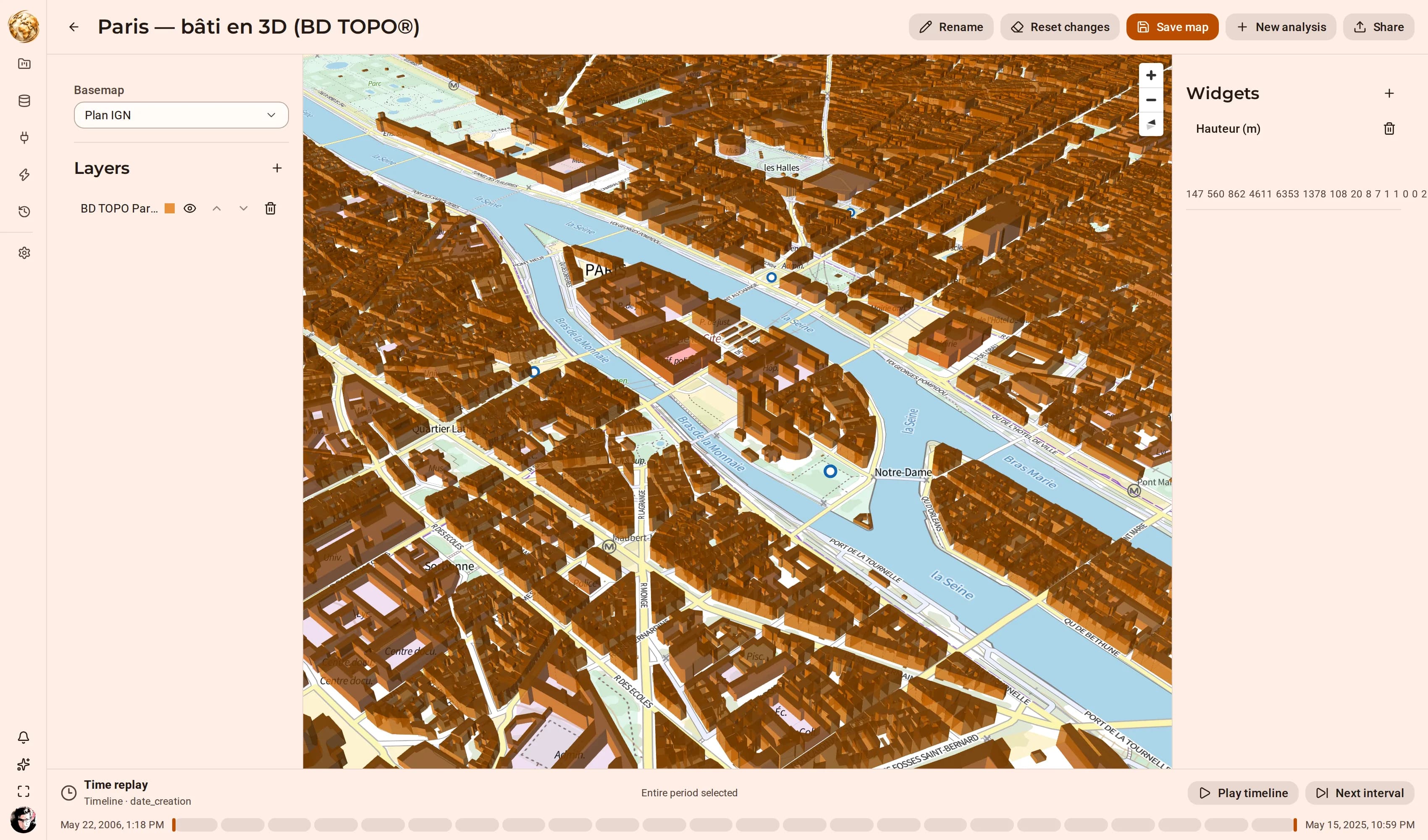 Lo studio di DjiniousMap che mostra gli edifici di Parigi da BD TOPO estrusi in un modello volumetrico con una camera inclinata, con vista sulla Senna verso Île de la Cité, Notre-Dame, il Quartier Latin e Les Halles, con un widget istogramma dell'altezza.