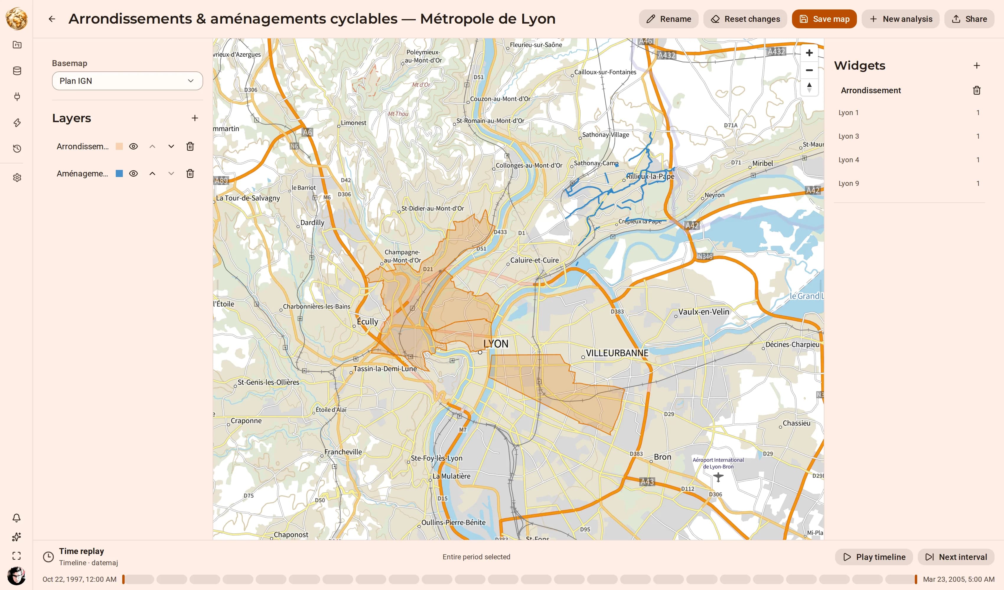 Lo studio di DjiniousMap che mostra gli arrondissement di Lione come poligoni arancioni e la rete ciclabile di Rillieux-la-Pape come linee blu sulla basemap Plan IGN, un widget di categoria Arrondissement e una barra di riproduzione temporale.